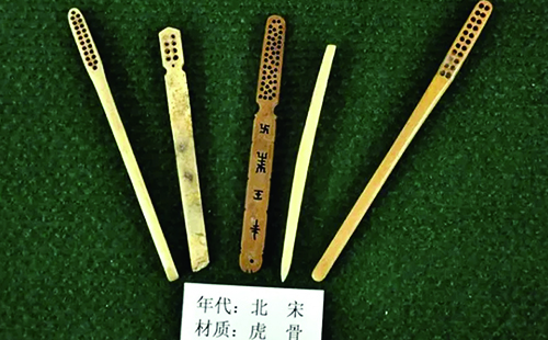 古人是如何刷牙的?